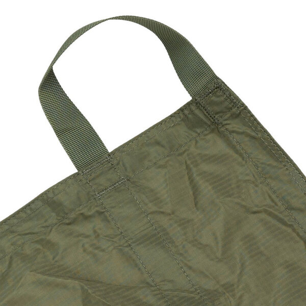 319570 11 03 De Emergency Noodbrancard van Fosco Industries is een essentieel hulpmiddel voor het veilig en effectief vervoeren van gewonden in noodsituaties. Met een compact formaat van 25 × 18 × 5 cm in verpakking en een uitgevouwen afmeting van 180 × 65 cm, biedt deze brancard een draagvermogen van 160 kilo. Voorzien van meerdere handvatten aan alle zijden, zorgt het voor een veilige en eenvoudige samenwerking tussen hulpverleners. Gemaakt van 100% nylon, is deze brancard zowel duurzaam als betrouwbaar.