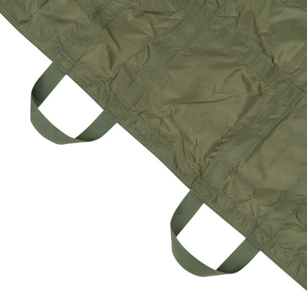 319570 11 04 De Emergency Noodbrancard van Fosco Industries is een essentieel hulpmiddel voor het veilig en effectief vervoeren van gewonden in noodsituaties. Met een compact formaat van 25 × 18 × 5 cm in verpakking en een uitgevouwen afmeting van 180 × 65 cm, biedt deze brancard een draagvermogen van 160 kilo. Voorzien van meerdere handvatten aan alle zijden, zorgt het voor een veilige en eenvoudige samenwerking tussen hulpverleners. Gemaakt van 100% nylon, is deze brancard zowel duurzaam als betrouwbaar.