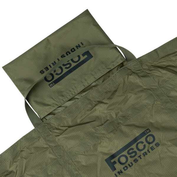 319570 11 05 De Emergency Noodbrancard van Fosco Industries is een essentieel hulpmiddel voor het veilig en effectief vervoeren van gewonden in noodsituaties. Met een compact formaat van 25 × 18 × 5 cm in verpakking en een uitgevouwen afmeting van 180 × 65 cm, biedt deze brancard een draagvermogen van 160 kilo. Voorzien van meerdere handvatten aan alle zijden, zorgt het voor een veilige en eenvoudige samenwerking tussen hulpverleners. Gemaakt van 100% nylon, is deze brancard zowel duurzaam als betrouwbaar.