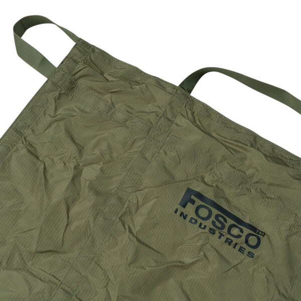 319570 11 06 De Emergency Noodbrancard van Fosco Industries is een essentieel hulpmiddel voor het veilig en effectief vervoeren van gewonden in noodsituaties. Met een compact formaat van 25 × 18 × 5 cm in verpakking en een uitgevouwen afmeting van 180 × 65 cm, biedt deze brancard een draagvermogen van 160 kilo. Voorzien van meerdere handvatten aan alle zijden, zorgt het voor een veilige en eenvoudige samenwerking tussen hulpverleners. Gemaakt van 100% nylon, is deze brancard zowel duurzaam als betrouwbaar.
