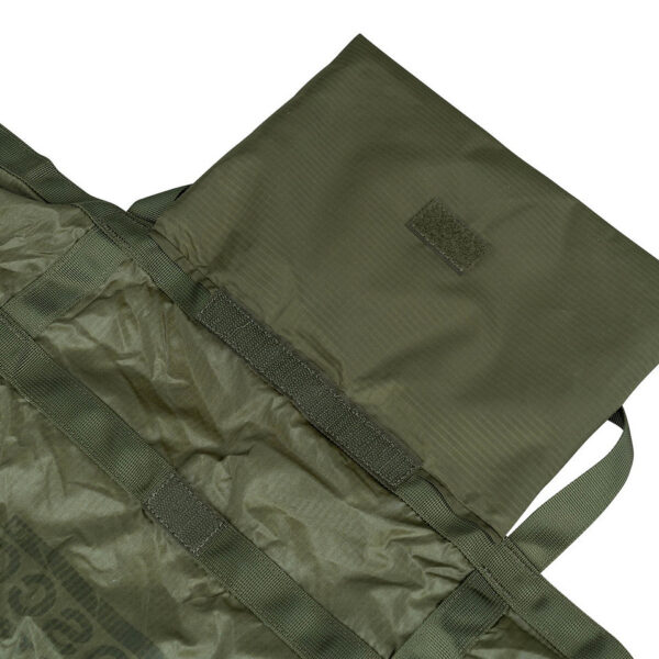 319570 11 07 De Emergency Noodbrancard van Fosco Industries is een essentieel hulpmiddel voor het veilig en effectief vervoeren van gewonden in noodsituaties. Met een compact formaat van 25 × 18 × 5 cm in verpakking en een uitgevouwen afmeting van 180 × 65 cm, biedt deze brancard een draagvermogen van 160 kilo. Voorzien van meerdere handvatten aan alle zijden, zorgt het voor een veilige en eenvoudige samenwerking tussen hulpverleners. Gemaakt van 100% nylon, is deze brancard zowel duurzaam als betrouwbaar.