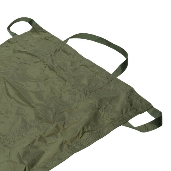 319570 11 08 De Emergency Noodbrancard van Fosco Industries is een essentieel hulpmiddel voor het veilig en effectief vervoeren van gewonden in noodsituaties. Met een compact formaat van 25 × 18 × 5 cm in verpakking en een uitgevouwen afmeting van 180 × 65 cm, biedt deze brancard een draagvermogen van 160 kilo. Voorzien van meerdere handvatten aan alle zijden, zorgt het voor een veilige en eenvoudige samenwerking tussen hulpverleners. Gemaakt van 100% nylon, is deze brancard zowel duurzaam als betrouwbaar.