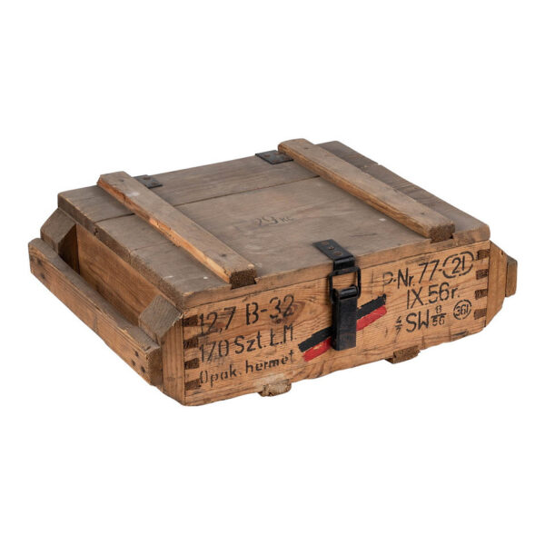 469506 32 01 Ontdek de Leger Kist Hout #2, een originele gebruikte houten legerkist met afmetingen van 50x35x17 cm. Deze veelzijdige kist is ideaal voor opslag of als decoratief meubelstuk in huis of buiten. Met zijn neutrale, blanke kleur past hij perfect in elke omgeving. Een robuuste en stijlvolle oplossing voor al uw opbergbehoeften.