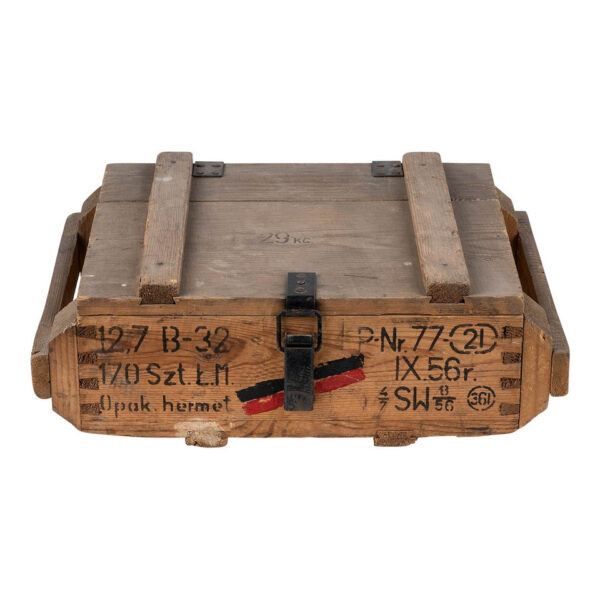 469506 32 02 Ontdek de Leger Kist Hout #2, een originele gebruikte houten legerkist met afmetingen van 50x35x17 cm. Deze veelzijdige kist is ideaal voor opslag of als decoratief meubelstuk in huis of buiten. Met zijn neutrale, blanke kleur past hij perfect in elke omgeving. Een robuuste en stijlvolle oplossing voor al uw opbergbehoeften.