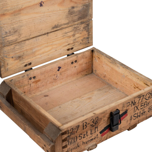 469506 32 03 Ontdek de Leger Kist Hout #2, een originele gebruikte houten legerkist met afmetingen van 50x35x17 cm. Deze veelzijdige kist is ideaal voor opslag of als decoratief meubelstuk in huis of buiten. Met zijn neutrale, blanke kleur past hij perfect in elke omgeving. Een robuuste en stijlvolle oplossing voor al uw opbergbehoeften.
