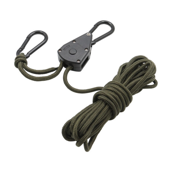 319486 11 01 1 De Touwratel met Karabijnhaken is een veelzijdige en praktische oplossing voor al uw outdoorbehoeften. Met een lengte van 4 meter en een dikte van 4 mm is dit sterke touw perfect voor het ophangen en spannen van lichte uitrusting zoals tarps, tenten en verlichting. De karabijnhaken aan beide uiteinden zorgen voor een snelle en eenvoudige bevestiging, waardoor deze touwratel een onmisbare aanvulling is op uw uitrusting.