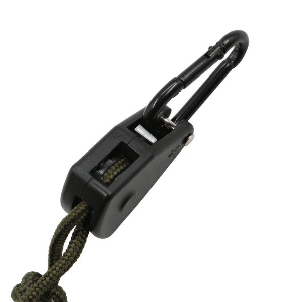 319486 11 02 1 De Touwratel met Karabijnhaken is een veelzijdige en praktische oplossing voor al uw outdoorbehoeften. Met een lengte van 4 meter en een dikte van 4 mm is dit sterke touw perfect voor het ophangen en spannen van lichte uitrusting zoals tarps, tenten en verlichting. De karabijnhaken aan beide uiteinden zorgen voor een snelle en eenvoudige bevestiging, waardoor deze touwratel een onmisbare aanvulling is op uw uitrusting.