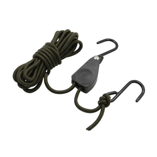 319487 11 01 1 De Touwratel met S-haken van 4 meter en 6 mm dikte is de perfecte spanhulp voor al uw outdoor avonturen. Hiermee kunt u touwen eenvoudig vastzetten en opspannen, ideaal voor tenten, tarps en andere kampeerconstructies. Dankzij het gebruiksvriendelijke ontwerp zijn knopen overbodig en kunt u met één hand de spanning snel aanpassen. Herbruikbaar en praktisch, maakt deze touwratel uw kampeerervaring een stuk eenvoudiger.