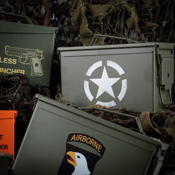 465300 11 06 <p>De Munitiekist 50 Cal. - US Army star is de ideale oplossing voor het opbergen van al uw waardevolle spullen, van airsoft materiaal tot camera-uitrusting. Deze duurzame kist, vervaardigd uit robuust staal, is ontworpen volgens militaire kwaliteitsnormen en biedt een veelzijdig, stapelbaar ontwerp. Met zware handgrepen en een afgedekt deksel is deze munitiekist zowel praktisch als stijlvol. Het iconische US Army Star symbool vertegenwoordigt kracht en traditie, waardoor deze kist niet alleen functioneel is, maar ook een statement maakt.</p>
