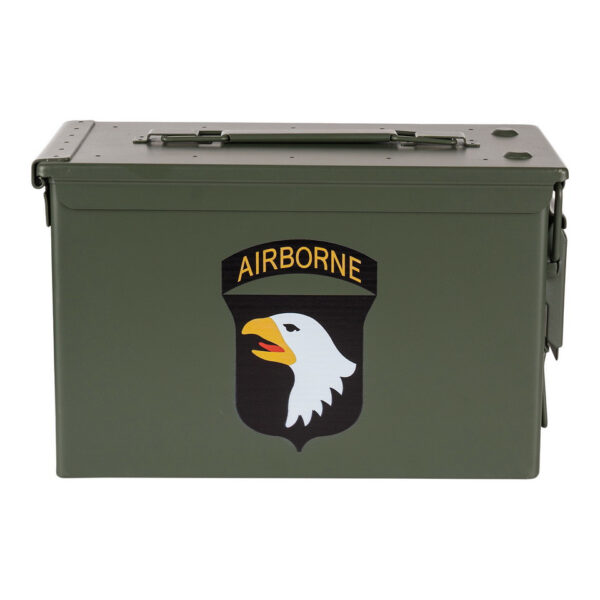 465301 11 02 <p>Ontdek de 50 Cal. munitiekist van de 101st Airborne Division, een veelzijdige opbergoplossing in militaire stijl. Deze robuuste stalen kist is ideaal voor het veilig opbergen van airsoft materiaal, munitie, hengelsportartikelen en elektronica. Met zware handgrepen en een stapelbaar ontwerp voldoet deze kist aan militaire kwaliteitsnormen. Perfect voor elke outdoor liefhebber!</p>