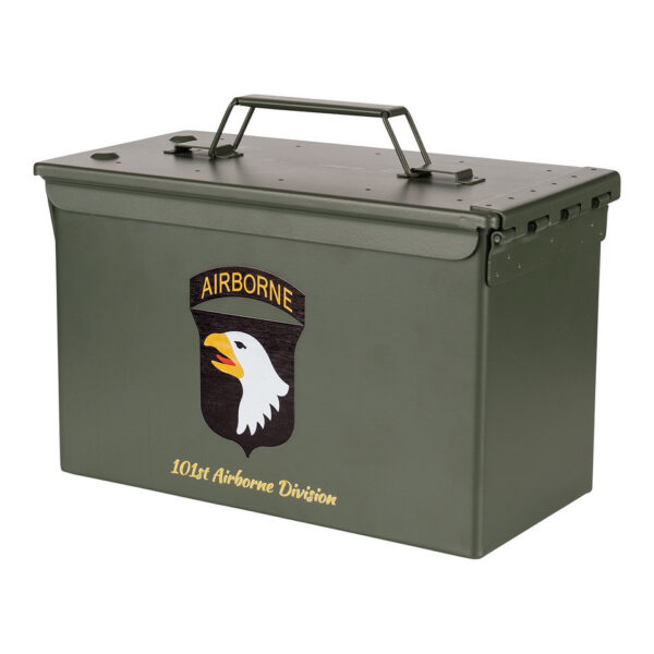 465301 11 03 <p>Ontdek de 50 Cal. munitiekist van de 101st Airborne Division, een veelzijdige opbergoplossing in militaire stijl. Deze robuuste stalen kist is ideaal voor het veilig opbergen van airsoft materiaal, munitie, hengelsportartikelen en elektronica. Met zware handgrepen en een stapelbaar ontwerp voldoet deze kist aan militaire kwaliteitsnormen. Perfect voor elke outdoor liefhebber!</p>