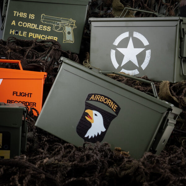465301 11 06 <p>Ontdek de 50 Cal. munitiekist van de 101st Airborne Division, een veelzijdige opbergoplossing in militaire stijl. Deze robuuste stalen kist is ideaal voor het veilig opbergen van airsoft materiaal, munitie, hengelsportartikelen en elektronica. Met zware handgrepen en een stapelbaar ontwerp voldoet deze kist aan militaire kwaliteitsnormen. Perfect voor elke outdoor liefhebber!</p>