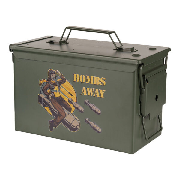 465302 11 01 <p>Ontdek de Munitiekist 50 Cal. - Bombs Away, een unieke munitiekist in militaire stijl, perfect voor het opbergen van airsoft materiaal, munitie, hengelsportartikelen en meer. Gemaakt van robuust staal, biedt deze kist een duurzaam ontwerp met zware handgrepen en een pakking afgedekt deksel. De kist voldoet aan militaire kwaliteitsstandaarden en is stapelbaar voor efficiënt ruimtegebruik. Met buitenafmetingen van 30,2 x 15,4 x 18,7 cm is deze veelzijdige kist de ideale oplossing voor al jouw opbergbehoeften.</p>