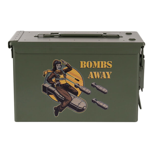 465302 11 02 <p>Ontdek de Munitiekist 50 Cal. - Bombs Away, een unieke munitiekist in militaire stijl, perfect voor het opbergen van airsoft materiaal, munitie, hengelsportartikelen en meer. Gemaakt van robuust staal, biedt deze kist een duurzaam ontwerp met zware handgrepen en een pakking afgedekt deksel. De kist voldoet aan militaire kwaliteitsstandaarden en is stapelbaar voor efficiënt ruimtegebruik. Met buitenafmetingen van 30,2 x 15,4 x 18,7 cm is deze veelzijdige kist de ideale oplossing voor al jouw opbergbehoeften.</p>