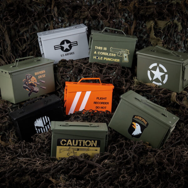 465302 11 06 <p>Ontdek de Munitiekist 50 Cal. - Bombs Away, een unieke munitiekist in militaire stijl, perfect voor het opbergen van airsoft materiaal, munitie, hengelsportartikelen en meer. Gemaakt van robuust staal, biedt deze kist een duurzaam ontwerp met zware handgrepen en een pakking afgedekt deksel. De kist voldoet aan militaire kwaliteitsstandaarden en is stapelbaar voor efficiënt ruimtegebruik. Met buitenafmetingen van 30,2 x 15,4 x 18,7 cm is deze veelzijdige kist de ideale oplossing voor al jouw opbergbehoeften.</p>
