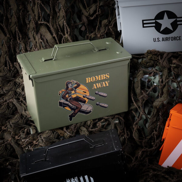 465302 11 07 <p>Ontdek de Munitiekist 50 Cal. - Bombs Away, een unieke munitiekist in militaire stijl, perfect voor het opbergen van airsoft materiaal, munitie, hengelsportartikelen en meer. Gemaakt van robuust staal, biedt deze kist een duurzaam ontwerp met zware handgrepen en een pakking afgedekt deksel. De kist voldoet aan militaire kwaliteitsstandaarden en is stapelbaar voor efficiënt ruimtegebruik. Met buitenafmetingen van 30,2 x 15,4 x 18,7 cm is deze veelzijdige kist de ideale oplossing voor al jouw opbergbehoeften.</p>