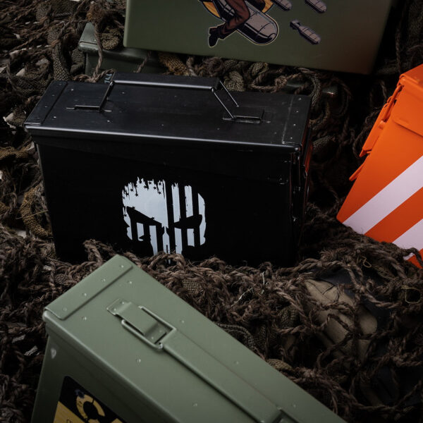 465303 13 06 <p>Ontdek de Munitiekist 30 Cal. - Punish Skull, een veelzijdige en duurzame opbergoplossing in een unieke militaire stijl. Deze robuuste stalen kist is perfect voor het veilig opbergen van airsoft materiaal, munitie, hengelsportartikelen en elektronica. Met zware handgrepen, een pakking afgedekt deksel en een stapelbaar ontwerp voldoet deze kist aan militaire kwaliteitsstandaarden. Met afmetingen van 27,6 x 9,6 x 17,9 cm biedt het voldoende ruimte voor al je belangrijke spullen.</p>