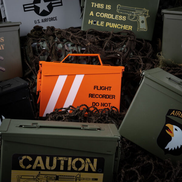 465304 20 06 <p>De Munitiekist 30 Cal. - Flight Recorder is een veelzijdige en duurzame kist met een robuuste stalen constructie, ideaal voor het veilig opbergen van airsoft materiaal, munitie, hengelsportartikelen en elektronica. Met zware handgrepen en een afgedekt deksel voldoet deze kist aan militaire kwaliteitsstandaarden en is perfect stapelbaar. De buitenafmetingen zijn 27,6 x 9,6 x 17,9 cm, terwijl de binnenafmetingen 25,8 x 8,7 x 17 cm zijn. Verkrijgbaar in een opvallende oranje kleur.</p>