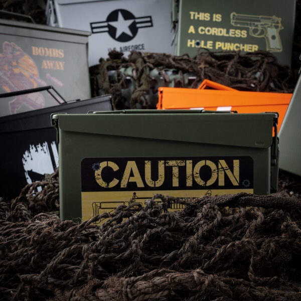 465305 11 06 <p>Ontdek de Munitiekist 30 Cal. - Caution Risk, een veelzijdige en duurzame opbergoplossing in militaire stijl. Deze robuuste stalen kist is ideaal voor het veilig opbergen van airsoft materiaal, munitie, hengelsportartikelen, elektronica en camera-uitrusting. Dankzij de zware handgrepen en het stapelbare ontwerp is deze kist zowel praktisch als functioneel. Met een militaire kwaliteitsstandaard en een pakking afgedekt deksel biedt deze kist optimale bescherming voor al je waardevolle spullen.</p>