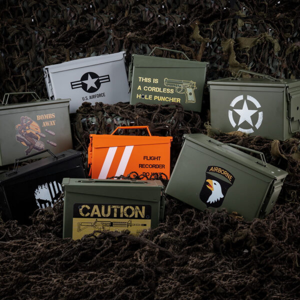 465305 11 07 <p>Ontdek de Munitiekist 30 Cal. - Caution Risk, een veelzijdige en duurzame opbergoplossing in militaire stijl. Deze robuuste stalen kist is ideaal voor het veilig opbergen van airsoft materiaal, munitie, hengelsportartikelen, elektronica en camera-uitrusting. Dankzij de zware handgrepen en het stapelbare ontwerp is deze kist zowel praktisch als functioneel. Met een militaire kwaliteitsstandaard en een pakking afgedekt deksel biedt deze kist optimale bescherming voor al je waardevolle spullen.</p>