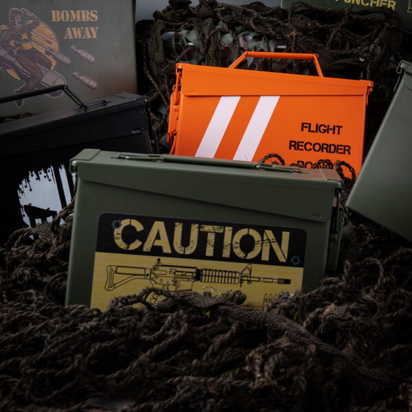 465305 11 08 <p>Ontdek de Munitiekist 30 Cal. - Caution Risk, een veelzijdige en duurzame opbergoplossing in militaire stijl. Deze robuuste stalen kist is ideaal voor het veilig opbergen van airsoft materiaal, munitie, hengelsportartikelen, elektronica en camera-uitrusting. Dankzij de zware handgrepen en het stapelbare ontwerp is deze kist zowel praktisch als functioneel. Met een militaire kwaliteitsstandaard en een pakking afgedekt deksel biedt deze kist optimale bescherming voor al je waardevolle spullen.</p>