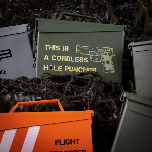 465306 11 06 <p>De Munitiekist 30 Cal. - Hole Puncher is de ideale oplossing voor het veilig opbergen van diverse spullen zoals airsoft materiaal, elektronica en hengelsportartikelen. Met zijn robuuste stalen constructie, zware handgrepen en stapelbaar ontwerp, biedt deze kist een veelzijdige en duurzame opslagoplossing. Het deksel is voorzien van een pakking voor extra bescherming, waardoor uw waardevolle items altijd veilig zijn. Met een compact formaat is deze militaire stijl kist zowel praktisch als stijlvol.</p>