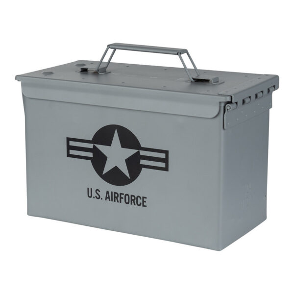 465307 15 01 <p>De 50 Cal. munitiekist van de US Air Force is de ideale oplossing voor het veilig opbergen van al uw waardevolle spullen, van airsoft materiaal tot elektronica. Met zijn robuuste stalen constructie en militaire kwaliteitsstandaard biedt deze kist niet alleen duurzaamheid, maar ook veelzijdigheid. Dankzij het stapelbare ontwerp en de zware handgrepen is hij eenvoudig te transporteren en op te bergen. Met buitenafmetingen van 30,2 x 15,4 x 18,7 cm en een stijlvol grijs ontwerp is deze munitiekist een must-have voor elke outdoor- en luchtvaartliefhebber.</p>