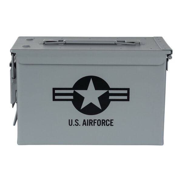465307 15 02 <p>De 50 Cal. munitiekist van de US Air Force is de ideale oplossing voor het veilig opbergen van al uw waardevolle spullen, van airsoft materiaal tot elektronica. Met zijn robuuste stalen constructie en militaire kwaliteitsstandaard biedt deze kist niet alleen duurzaamheid, maar ook veelzijdigheid. Dankzij het stapelbare ontwerp en de zware handgrepen is hij eenvoudig te transporteren en op te bergen. Met buitenafmetingen van 30,2 x 15,4 x 18,7 cm en een stijlvol grijs ontwerp is deze munitiekist een must-have voor elke outdoor- en luchtvaartliefhebber.</p>
