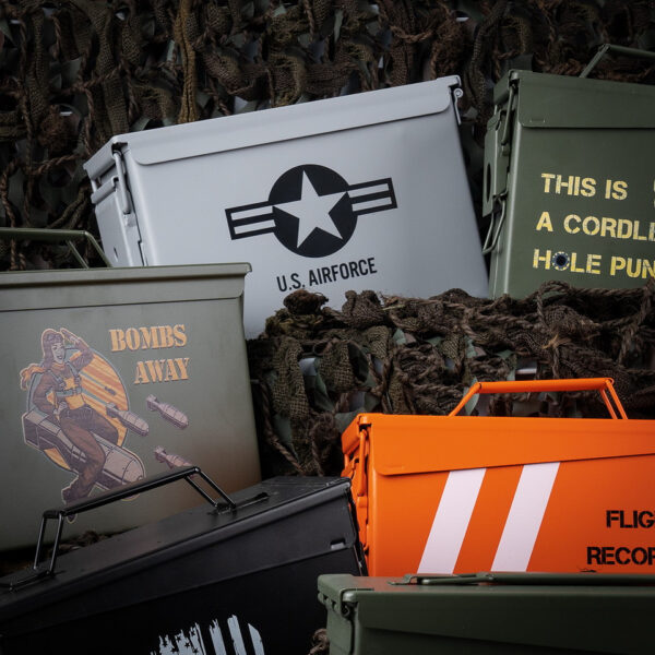 465307 15 06 <p>De 50 Cal. munitiekist van de US Air Force is de ideale oplossing voor het veilig opbergen van al uw waardevolle spullen, van airsoft materiaal tot elektronica. Met zijn robuuste stalen constructie en militaire kwaliteitsstandaard biedt deze kist niet alleen duurzaamheid, maar ook veelzijdigheid. Dankzij het stapelbare ontwerp en de zware handgrepen is hij eenvoudig te transporteren en op te bergen. Met buitenafmetingen van 30,2 x 15,4 x 18,7 cm en een stijlvol grijs ontwerp is deze munitiekist een must-have voor elke outdoor- en luchtvaartliefhebber.</p>