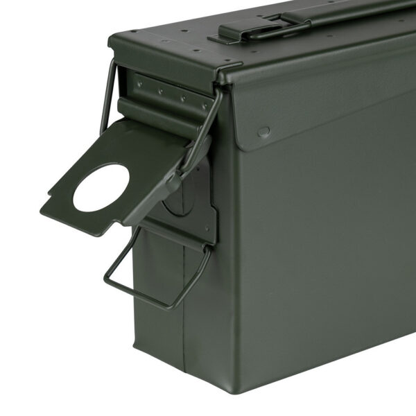 465310 11 05 De Munitiekist 30 Cal. is een veelzijdige en robuuste opbergoplossing in een unieke militaire stijl. Perfect voor het veilig opbergen van airsoft materiaal, munitie, hengelsportartikelen en elektronica. Gemaakt van duurzame staal en voorzien van zware handgrepen en een pakking afgedekt deksel, voldoet deze kist aan militaire kwaliteitsstandaarden. Met zijn stapelbare ontwerp en compacte afmetingen is het de ideale keuze voor elke avontuurlijke uitrusting.