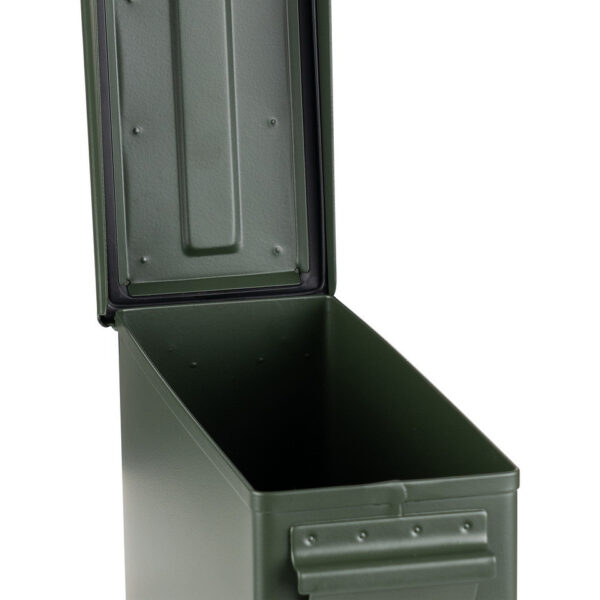 465310 11 06 De Munitiekist 30 Cal. is een veelzijdige en robuuste opbergoplossing in een unieke militaire stijl. Perfect voor het veilig opbergen van airsoft materiaal, munitie, hengelsportartikelen en elektronica. Gemaakt van duurzame staal en voorzien van zware handgrepen en een pakking afgedekt deksel, voldoet deze kist aan militaire kwaliteitsstandaarden. Met zijn stapelbare ontwerp en compacte afmetingen is het de ideale keuze voor elke avontuurlijke uitrusting.