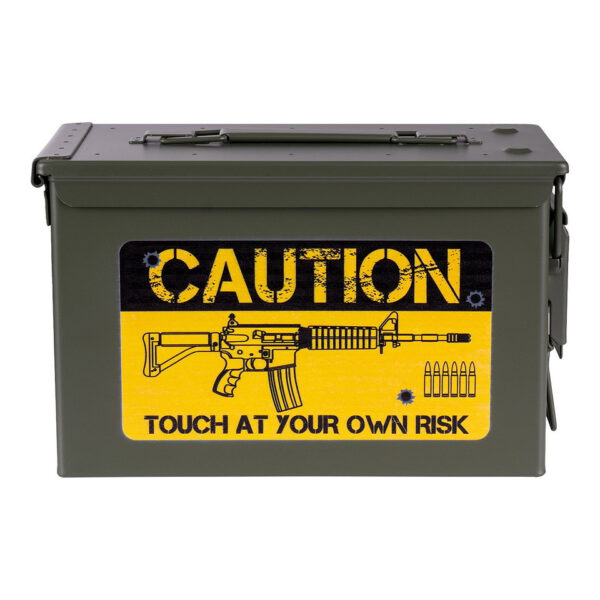 465312 11 02 <p>De Munitiekist 50 Cal. - Caution Risk is de ideale opslagoplossing voor al uw militaire en outdoor benodigdheden. Met een robuuste stalen constructie, zware handgrepen en een pakking afgedekt deksel biedt deze kist optimale bescherming voor uw airsoft materiaal, munitie, hengelsportartikelen en elektronische apparatuur. De veelzijdigheid en duurzaamheid van deze kist maken hem perfect voor elke avontuurlijke gelegenheid. Bovendien is het stapelbare ontwerp handig voor efficiënt ruimtegebruik.</p>