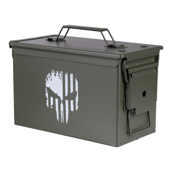 465313 11 01 <p>De Munitiekist 50 Cal. - Punish Skull is een veelzijdige en duurzame opbergoplossing, perfect voor het veilig opbergen van airsoft materiaal, munitie, hengelsportartikelen en meer. Gemaakt van robuust staal, biedt deze kist een militaire kwaliteitsstandaard met zware handgrepen en een deksel dat met pakking is afgedekt voor extra bescherming. Dankzij het stapelbare ontwerp en de compacte afmetingen is deze munitiekist zowel praktisch als stijlvol in zijn groene uitvoering.</p>