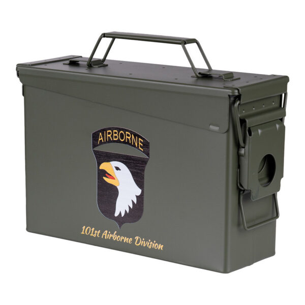 465315 11 01 <p>De 30 Cal. munitiekist van de 101st Airborne Division is de perfecte oplossing voor het veilig opbergen van je waardevolle spullen zoals airsoft materiaal, elektronica en hengelsportartikelen. Met een robuuste stalen constructie, zware handgrepen en een stapelbaar ontwerp, biedt deze kist duurzaamheid en veelzijdigheid. Het militaire kwaliteitsontwerp met een pakking afgedekt deksel zorgt ervoor dat je spullen veilig en beschermd zijn. Ideaal voor zowel actieve outdoorliefhebbers als verzamelaars van militaire memorabilia.</p>