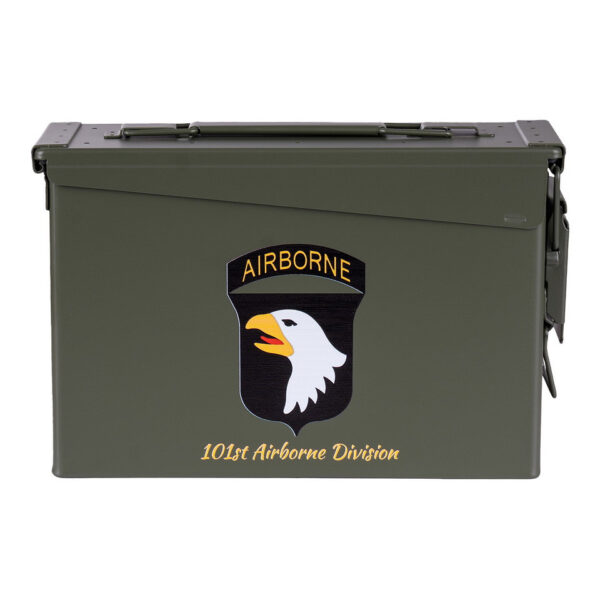 465315 11 02 <p>De 30 Cal. munitiekist van de 101st Airborne Division is de perfecte oplossing voor het veilig opbergen van je waardevolle spullen zoals airsoft materiaal, elektronica en hengelsportartikelen. Met een robuuste stalen constructie, zware handgrepen en een stapelbaar ontwerp, biedt deze kist duurzaamheid en veelzijdigheid. Het militaire kwaliteitsontwerp met een pakking afgedekt deksel zorgt ervoor dat je spullen veilig en beschermd zijn. Ideaal voor zowel actieve outdoorliefhebbers als verzamelaars van militaire memorabilia.</p>