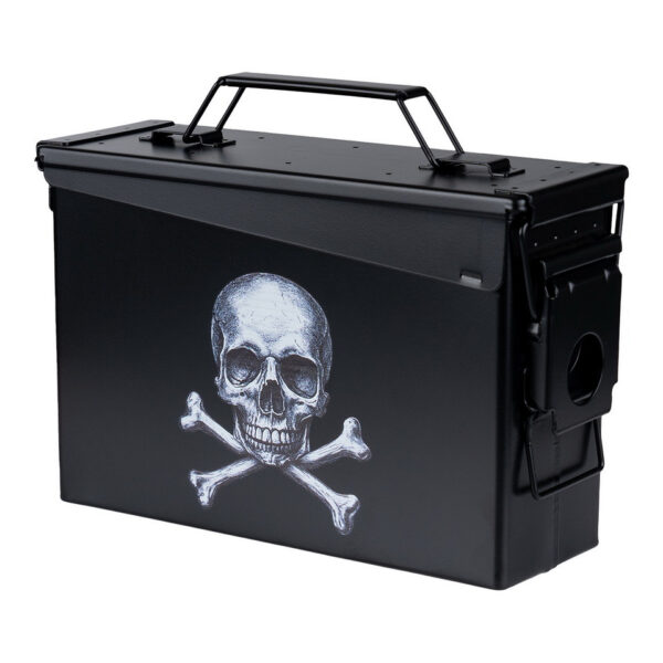 465316 13 01 <p>De Munitiekist 30 Cal. - Skull and Bones is de ideale oplossing voor het veilig opbergen van al uw kostbare spullen, van airsoft materiaal tot hengelsportartikelen. Met zijn robuuste stalen constructie en militaire kwaliteitsstandaard, biedt deze kist niet alleen duurzaamheid maar ook veelzijdigheid. Het stapelbare ontwerp en de zware handgrepen maken het eenvoudig om te transporteren en op te bergen. Met een afgedekt deksel, zorgt deze kist ervoor dat uw spullen altijd veilig en droog blijven.</p>