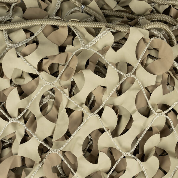 469260 47 03 1 Het Camonet met touw 3 x 3 M VRM3X3 is een veelzijdig camouflagenet, ideaal voor outdoor activiteiten en als schaduwoplossing. Gemaakt van sterke ripstop-stof en verstevigd met nylon koord en geweven touw, biedt het duurzaamheid en stabiliteit. Het omkeerbare ontwerp met natuurlijke camouflagekleuren gaat perfect op in de omgeving. UV-bestendig en rot- en schimmelwerend, zorgt dit net voor een comfortabele, schaduwrijke plek met lage windweerstand, perfect voor langdurig buitengebruik.