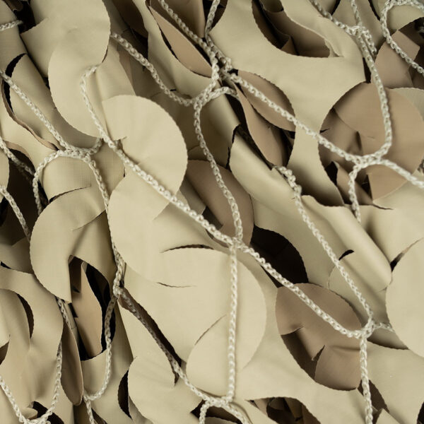 469260 47 05 1 Het Camonet met touw 3 x 3 M VRM3X3 is een veelzijdig camouflagenet, ideaal voor outdoor activiteiten en als schaduwoplossing. Gemaakt van sterke ripstop-stof en verstevigd met nylon koord en geweven touw, biedt het duurzaamheid en stabiliteit. Het omkeerbare ontwerp met natuurlijke camouflagekleuren gaat perfect op in de omgeving. UV-bestendig en rot- en schimmelwerend, zorgt dit net voor een comfortabele, schaduwrijke plek met lage windweerstand, perfect voor langdurig buitengebruik.