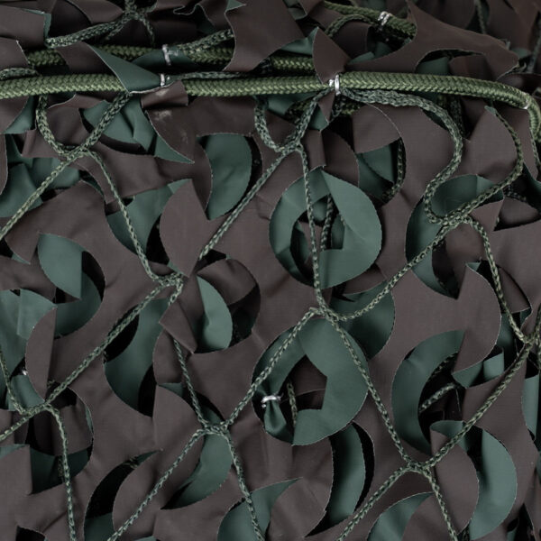 469260 51 03 1 Het Camonet met touw 3 x 3 M VRM3X3 is een veelzijdig camouflagenet, ideaal voor outdoor activiteiten en als schaduwoplossing. Gemaakt van sterke ripstop-stof en verstevigd met nylon koord en geweven touw, biedt het duurzaamheid en stabiliteit. Het omkeerbare ontwerp met natuurlijke camouflagekleuren gaat perfect op in de omgeving. UV-bestendig en rot- en schimmelwerend, zorgt dit net voor een comfortabele, schaduwrijke plek met lage windweerstand, perfect voor langdurig buitengebruik.