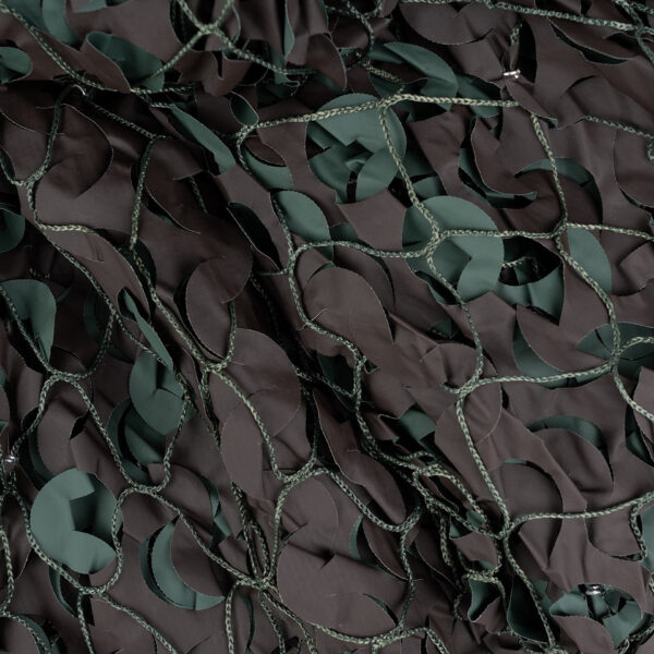 469260 51 04 1 Het Camonet met touw 3 x 3 M VRM3X3 is een veelzijdig camouflagenet, ideaal voor outdoor activiteiten en als schaduwoplossing. Gemaakt van sterke ripstop-stof en verstevigd met nylon koord en geweven touw, biedt het duurzaamheid en stabiliteit. Het omkeerbare ontwerp met natuurlijke camouflagekleuren gaat perfect op in de omgeving. UV-bestendig en rot- en schimmelwerend, zorgt dit net voor een comfortabele, schaduwrijke plek met lage windweerstand, perfect voor langdurig buitengebruik.