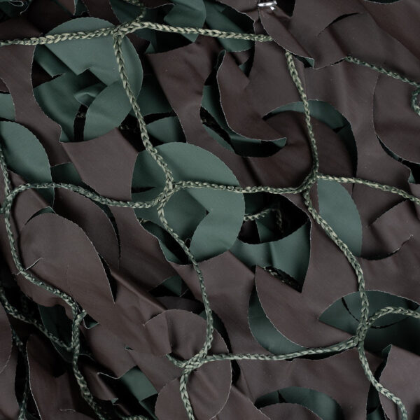 469260 51 05 1 Het Camonet met touw 3 x 3 M VRM3X3 is een veelzijdig camouflagenet, ideaal voor outdoor activiteiten en als schaduwoplossing. Gemaakt van sterke ripstop-stof en verstevigd met nylon koord en geweven touw, biedt het duurzaamheid en stabiliteit. Het omkeerbare ontwerp met natuurlijke camouflagekleuren gaat perfect op in de omgeving. UV-bestendig en rot- en schimmelwerend, zorgt dit net voor een comfortabele, schaduwrijke plek met lage windweerstand, perfect voor langdurig buitengebruik.