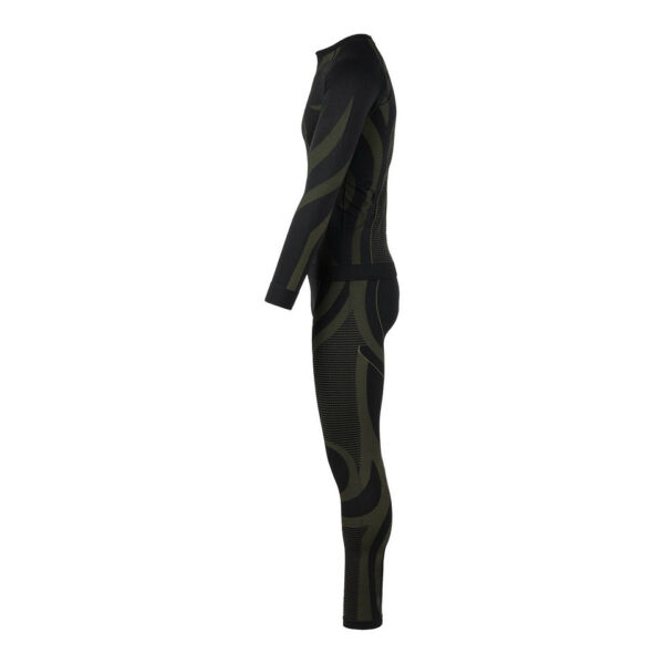 114271 99 03 De 101 INC Functionele thermoset Duty Pro is de ideale thermische basislaagset voor intensieve buitenactiviteiten en veeleisende werkomstandigheden. Met een technische mix van 62% polyester, 31% nylon en 7% spandex biedt deze set betrouwbare warmte, uitstekende vochtafvoerende eigenschappen en een sneldrogend vermogen. De zachte binnenkant houdt de warmte vast, terwijl de flexibele pasvorm optimale bewegingsvrijheid garandeert. Perfect voor koude omstandigheden, trainingen en avontuurlijke buitenactiviteiten.