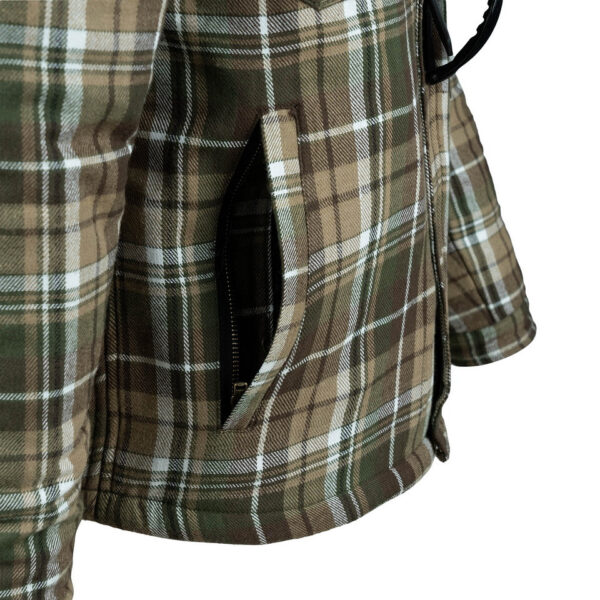 129537 78 06 <p>De Contractor Sherpa jacket van Fostex Garments is een comfortabele en veelzijdige outdoorjas, perfect voor casual gebruik, trekking en bushcraft. Gemaakt van 100% katoen met versterkingen van Cordura® nylon op de schouders, biedt deze jas duurzaamheid en bescherming. De warme sherpa voering zorgt voor optimaal draagcomfort en warmte in de koudere maanden. Met diverse zakken voor praktische opbergruimte en een klassieke houthakkers look, is deze jas een ideale keuze voor het tussenseizoen en de winter.</p>