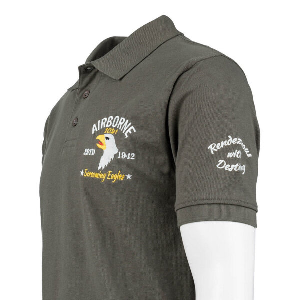 133407 11 02 <p>De Polo 101st Airborne 'Screaming Eagles' is een must-have voor liefhebbers van militaire geschiedenis. Deze hoogwaardige polo is vervaardigd uit 100% katoen en biedt zowel comfort als stijl. Het iconische logo van de 101st Airborne, de 'Screaming Eagles', siert de linkerborst en benadrukt de rijke traditie van deze legendarische eenheid. Verkrijgbaar in een klassieke groene kleur, is deze polo perfect voor zowel casual als sportieve gelegenheden.</p>