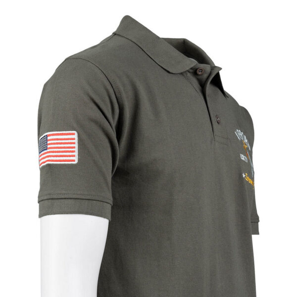 133407 11 03 <p>De Polo 101st Airborne 'Screaming Eagles' is een must-have voor liefhebbers van militaire geschiedenis. Deze hoogwaardige polo is vervaardigd uit 100% katoen en biedt zowel comfort als stijl. Het iconische logo van de 101st Airborne, de 'Screaming Eagles', siert de linkerborst en benadrukt de rijke traditie van deze legendarische eenheid. Verkrijgbaar in een klassieke groene kleur, is deze polo perfect voor zowel casual als sportieve gelegenheden.</p>