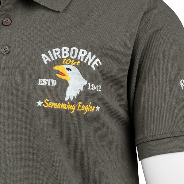133407 11 04 <p>De Polo 101st Airborne 'Screaming Eagles' is een must-have voor liefhebbers van militaire geschiedenis. Deze hoogwaardige polo is vervaardigd uit 100% katoen en biedt zowel comfort als stijl. Het iconische logo van de 101st Airborne, de 'Screaming Eagles', siert de linkerborst en benadrukt de rijke traditie van deze legendarische eenheid. Verkrijgbaar in een klassieke groene kleur, is deze polo perfect voor zowel casual als sportieve gelegenheden.</p>