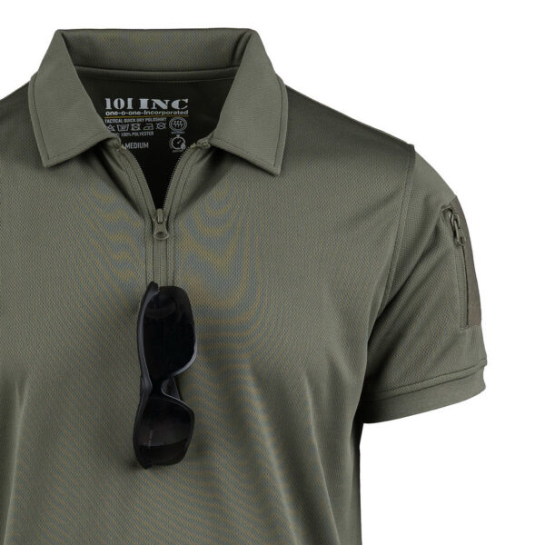 133408 125 02 1 <p>De Tactical Zip Polo Quick Dry is de perfecte keuze voor professionals die comfort en functionaliteit vereisen. Gemaakt van 100% ademend en sneldrogend polyester, houdt deze polo je droog en comfortabel tijdens intensieve activiteiten. De handige ritssluiting in de hals en mouwzakjes, waaronder een pennenzakje, bieden extra praktische voordelen. Daarnaast kunnen emblemen eenvoudig bevestigd worden met klittenband op beide mouwen. Ervaar de ideale combinatie van stijl en functionaliteit met deze tactische polo.</p>