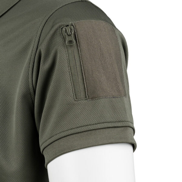 133408 125 03 1 <p>De Tactical Zip Polo Quick Dry is de perfecte keuze voor professionals die comfort en functionaliteit vereisen. Gemaakt van 100% ademend en sneldrogend polyester, houdt deze polo je droog en comfortabel tijdens intensieve activiteiten. De handige ritssluiting in de hals en mouwzakjes, waaronder een pennenzakje, bieden extra praktische voordelen. Daarnaast kunnen emblemen eenvoudig bevestigd worden met klittenband op beide mouwen. Ervaar de ideale combinatie van stijl en functionaliteit met deze tactische polo.</p>