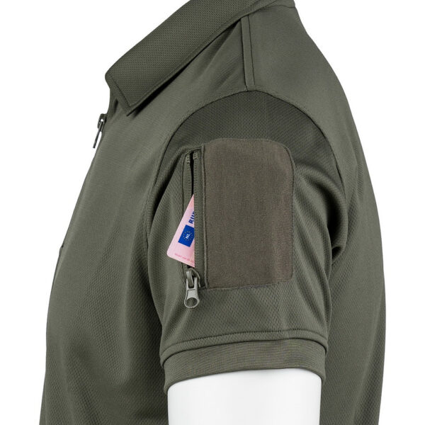 133408 125 04 1 <p>De Tactical Zip Polo Quick Dry is de perfecte keuze voor professionals die comfort en functionaliteit vereisen. Gemaakt van 100% ademend en sneldrogend polyester, houdt deze polo je droog en comfortabel tijdens intensieve activiteiten. De handige ritssluiting in de hals en mouwzakjes, waaronder een pennenzakje, bieden extra praktische voordelen. Daarnaast kunnen emblemen eenvoudig bevestigd worden met klittenband op beide mouwen. Ervaar de ideale combinatie van stijl en functionaliteit met deze tactische polo.</p>