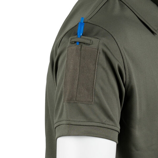 133408 125 05 1 <p>De Tactical Zip Polo Quick Dry is de perfecte keuze voor professionals die comfort en functionaliteit vereisen. Gemaakt van 100% ademend en sneldrogend polyester, houdt deze polo je droog en comfortabel tijdens intensieve activiteiten. De handige ritssluiting in de hals en mouwzakjes, waaronder een pennenzakje, bieden extra praktische voordelen. Daarnaast kunnen emblemen eenvoudig bevestigd worden met klittenband op beide mouwen. Ervaar de ideale combinatie van stijl en functionaliteit met deze tactische polo.</p>